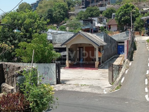 Rumah luas 600 m2 berlokasi di Karanganyar Gunung jangli