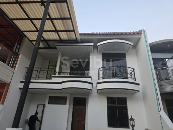 DISEWAKAN RUMAH 3 LANTAI LOKASI PERUMAHAN PANTAI MODERN MARUNDA CENTER
