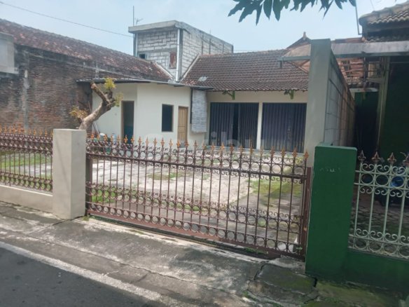 Dijual Tanah Bonus Bangunan Cocok Dibangun Kost Area Solo Baru Dekat The Park