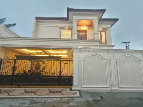 Rumah mewah 2 lantai plus kolam renang di pusat Yogyakarta
