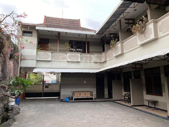 Dijual Hotel bisa untuk Kost, masih Bagus Terawat di Gilingan Banjarsari