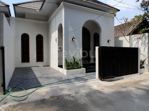 Rumah baru klasik modern timur jakal km 9 Sleman, Yogyakarta